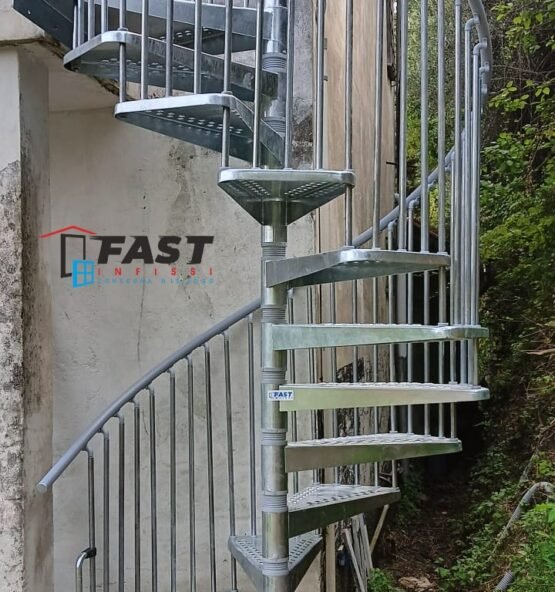 Fornitura e montaggio di scala a chiocciola zincata Muggiano foto 1